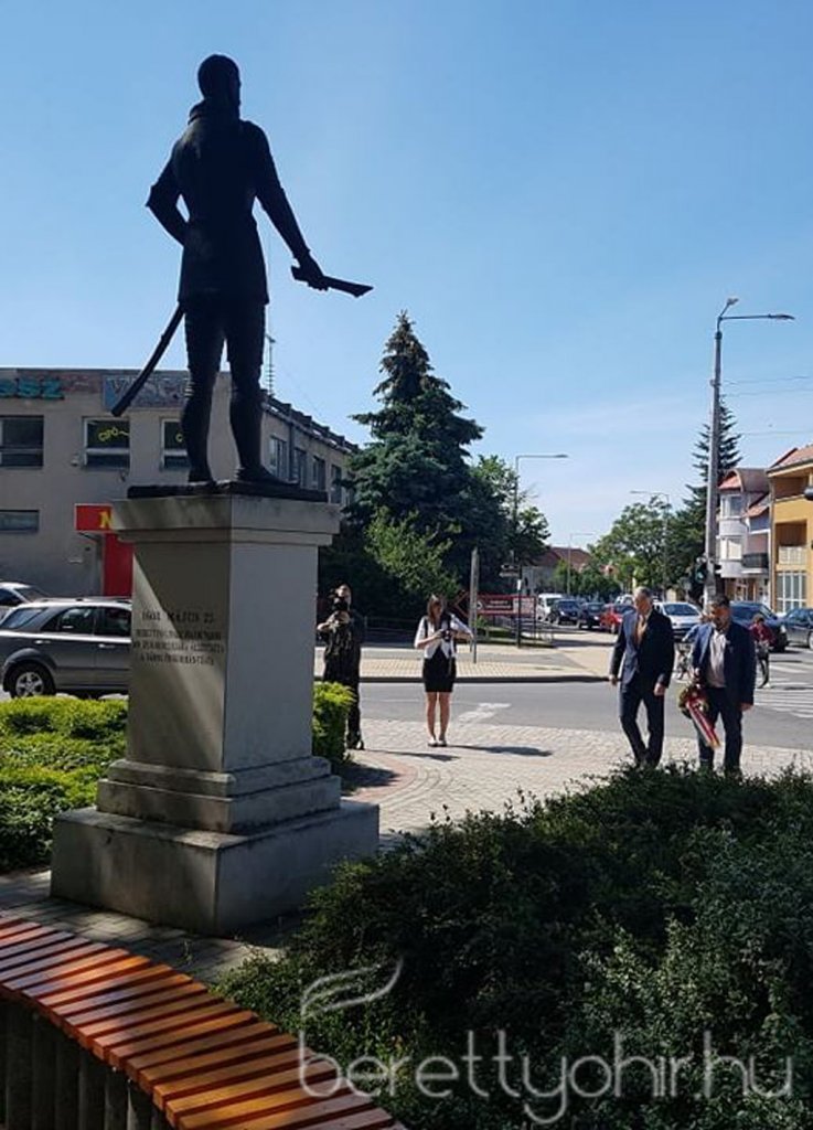 Koszorúzás a város napján 01